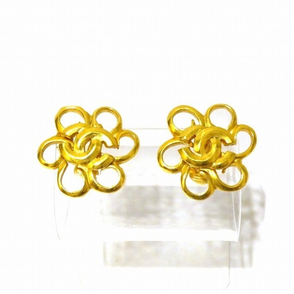 CHANEL Jewelry - Chanel CHANEL here mark 98 P earrings ladies